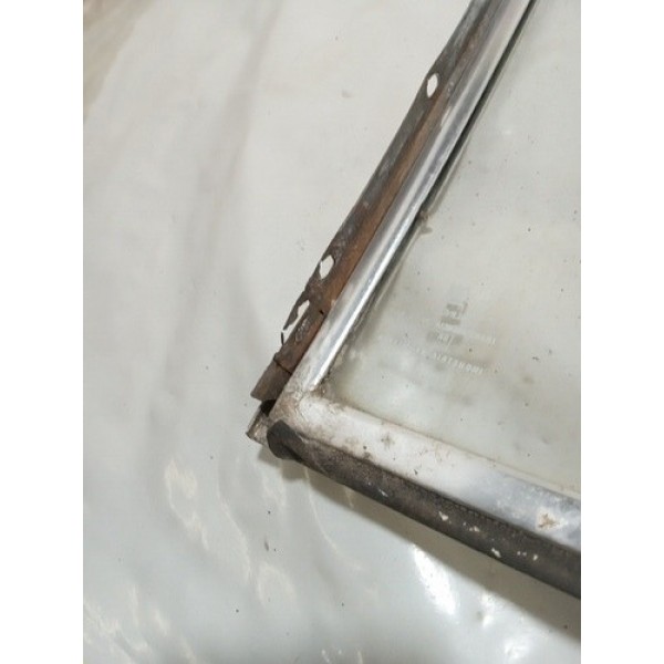 Vidro Basculante Traseiro Direito Gm Caravan  1977