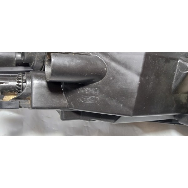 Farol Lado Direito Ford Ka 2019 Detalhe Na Lente Direito