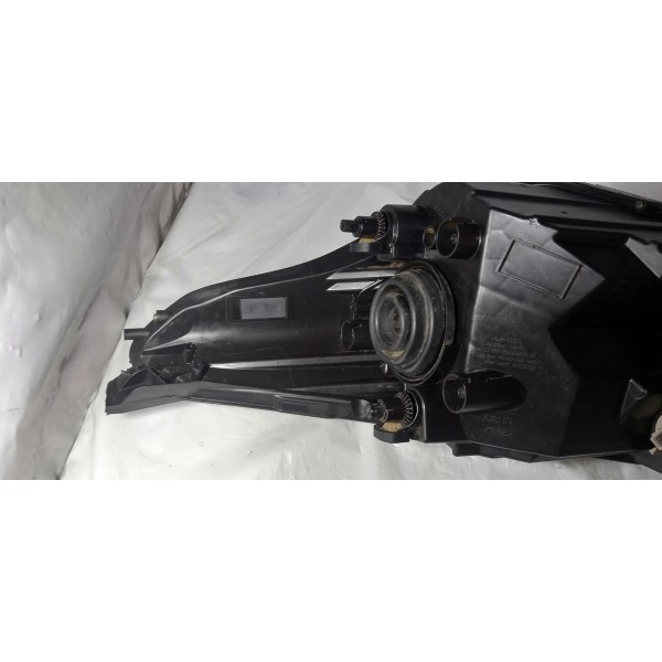 Farol Lado Direito Ford Ka 2019 Detalhe Na Lente Direito