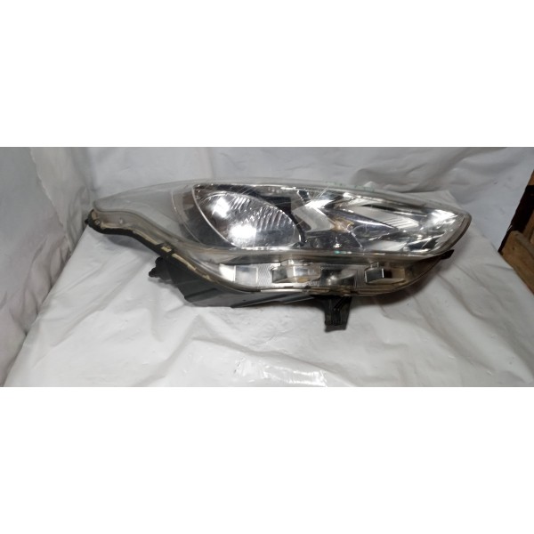 Farol Lado Direito Ford Ka 2019 Detalhe Na Lente Direito