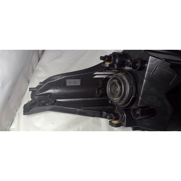 Farol Lado Direito Ford Ka 2019 Detalhe Na Lente Direito