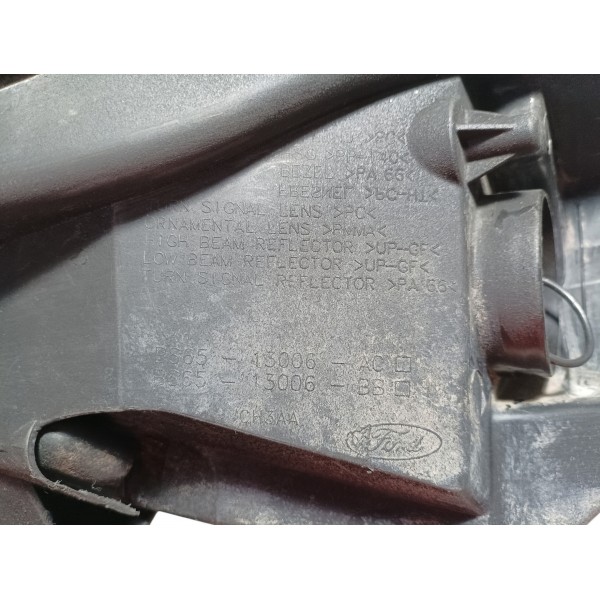 Farol Lado Direito Máscara Negra Ford Fiesta 2011 Recuperado