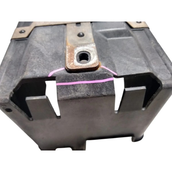 Suporte Bateria Ford Fiesta 2000 Com Detalhe Preto